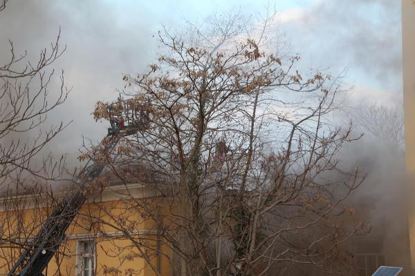 Dumanlar etrafı sardı! Eski İtalyan Hastanesi'nde yangın - Resim: 1