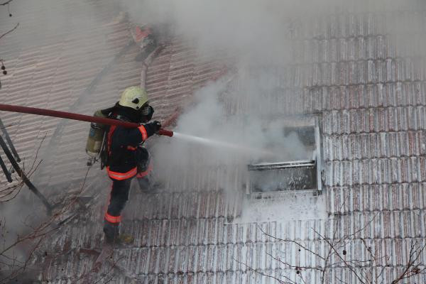 Dumanlar etrafı sardı! Eski İtalyan Hastanesi'nde yangın - Resim: 2