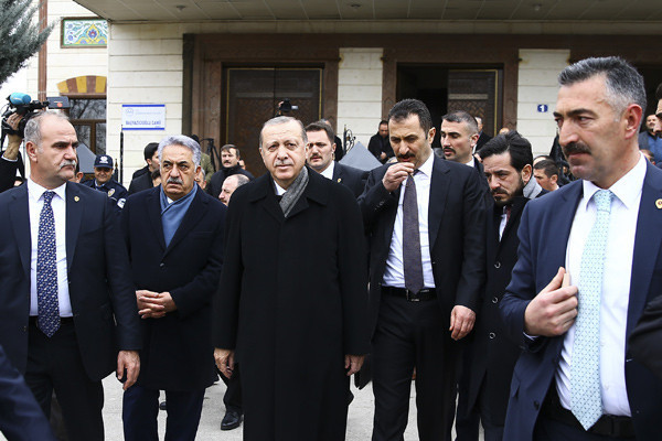 Namaz sonrası izdiham! Erdoğan için yarışa girdiler - Resim: 1