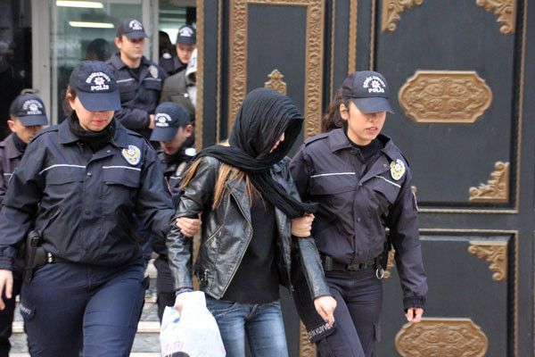 İğrenç çete çökertildi! Küçük erkek çoçuklara cinsel... - Resim: 1