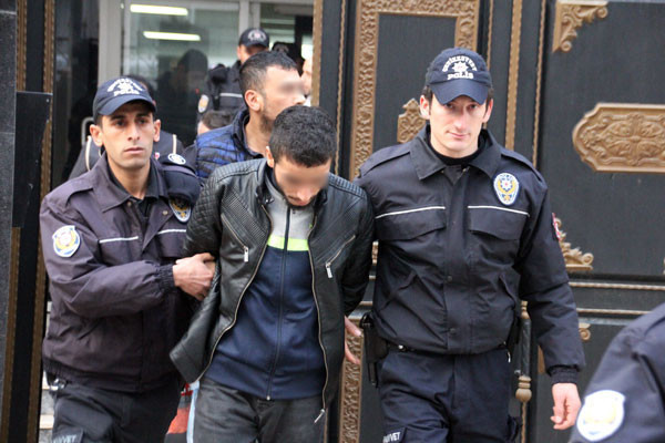 İğrenç çete çökertildi! Küçük erkek çoçuklara cinsel... - Resim: 4