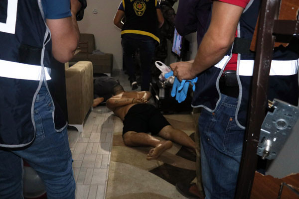 Çete lideri 4 kadınla yatakta basıldı!  - Resim: 2