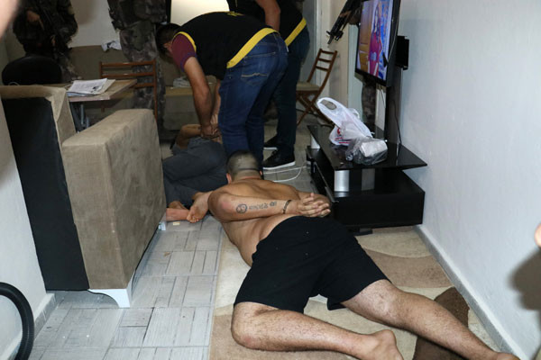 Çete lideri 4 kadınla yatakta basıldı!  - Resim: 4