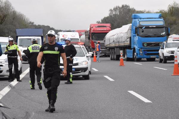 Feci kaza: TIR'ın çarptığı araç 30 metre sürüklendi! - Resim: 4