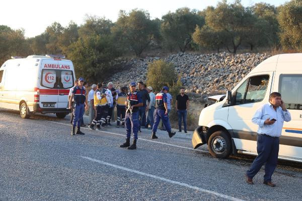 Yolcu minibüsü, kamyonete çarptı: Çok sayıda yaralı var! - Resim: 1