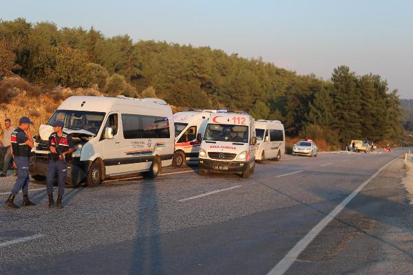 Yolcu minibüsü, kamyonete çarptı: Çok sayıda yaralı var! - Resim: 3