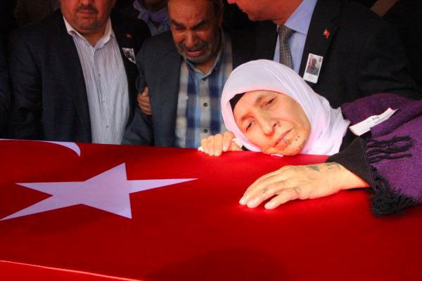 Şehitlerimizi uğurluyoruz annenin evladına son bakışı - Resim: 1