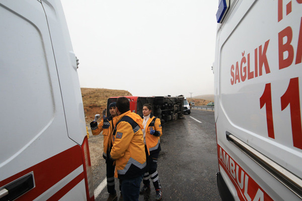 Malatya'da yolcu midibüsü devrildi: 7 ölü, 15 yaralı - Resim: 1