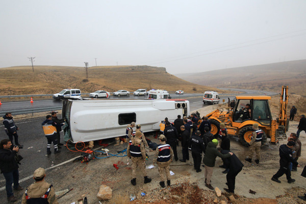 Malatya'da yolcu midibüsü devrildi: 7 ölü, 15 yaralı - Resim: 2