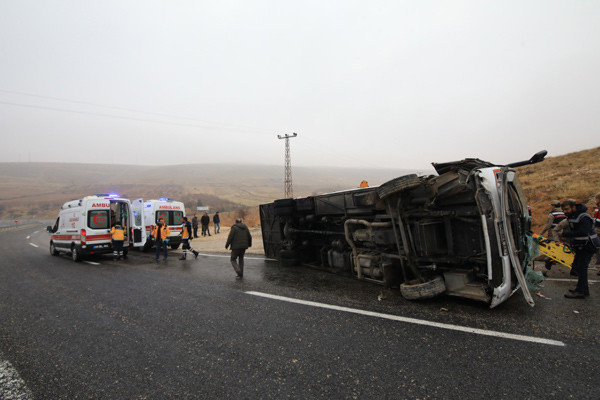 Malatya'da yolcu midibüsü devrildi: 7 ölü, 15 yaralı - Resim: 3