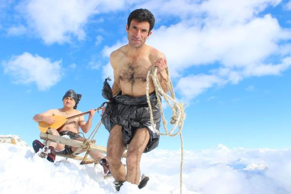 Marketlerde poşet yasağına kar üstünde çıplak çıplak türkü ile destek - Resim: 3