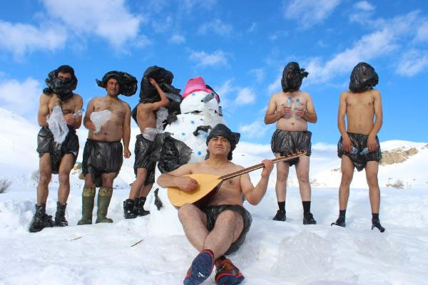 Marketlerde poşet yasağına kar üstünde çıplak çıplak türkü ile destek - Resim: 4