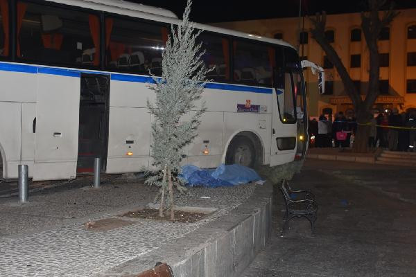 Otobüs yayaların arasına daldı: Ölü ve yaralılar var! - Resim: 4