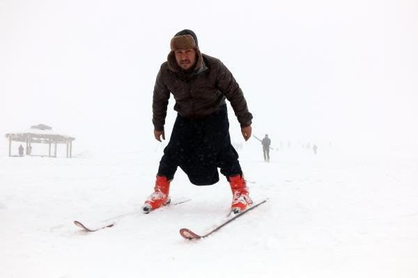 Şanlıurfalılar kayak sezonunu açtı şalvarla kayak keyfi - Resim: 1
