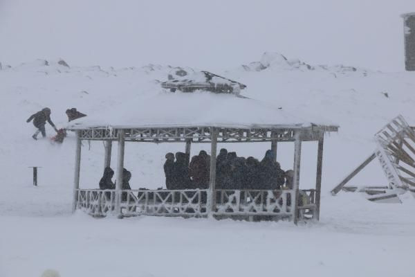 Şanlıurfalılar kayak sezonunu açtı şalvarla kayak keyfi - Resim: 4