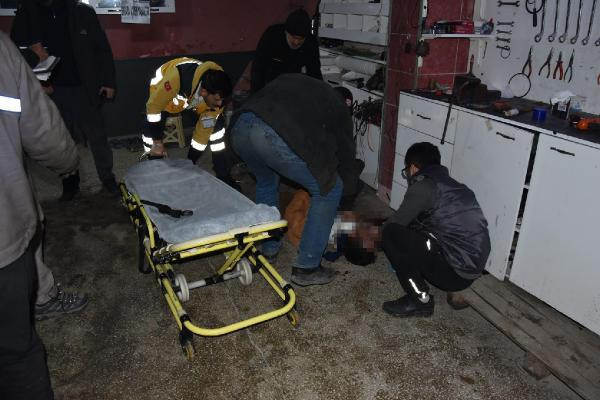 Silahıyla oynarken müşterisini vurdu! - Resim: 1