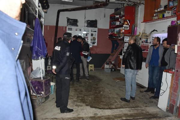 Silahıyla oynarken müşterisini vurdu! - Resim: 4