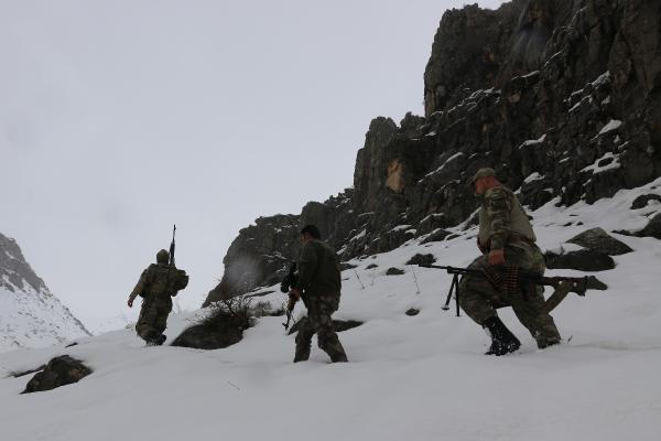 Mehmetçik enselerinde! 1 metre karda didik didik arıyor - Resim: 1