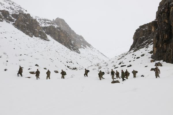 Mehmetçik enselerinde! 1 metre karda didik didik arıyor - Resim: 3