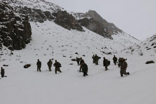 Mehmetçik enselerinde! 1 metre karda didik didik arıyor - Resim: 4