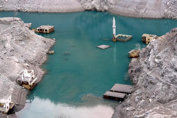 Yer Artvin! Yağmur yağmayınca baraj kurudu köy ortaya çıktı - Resim: 1