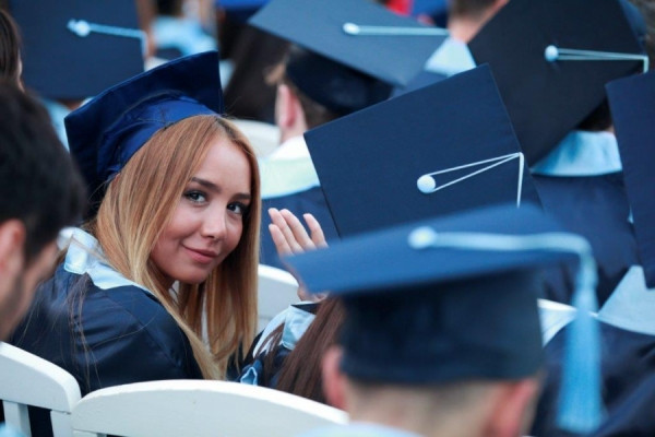 Hiç okula gitmeyenler, üniversite mezunlarından mutlu - Resim: 1