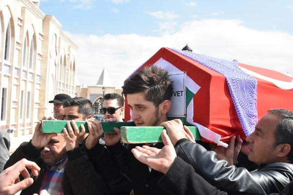 Pilot Melike Kuvvet giyemediği Binbaşı tulumu ile uğurlandı - Resim: 2