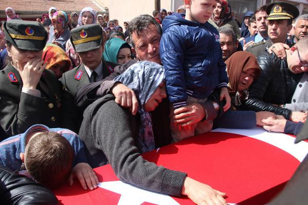 Şehidin eşi yürekleri dağladı: Çocuklarımla tek başıma bıraktın - Resim: 3