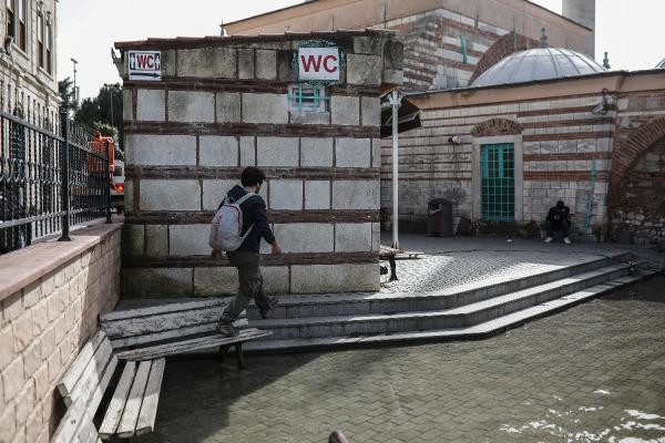 İstanbul'da akıl almaz görüntü: Tarihi camiyi denizanaları bastı! - Resim: 2