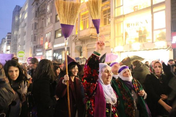 İstiklal'de büyük yürüyüş: Kadınlar tek yumruk oldu! - Resim: 1