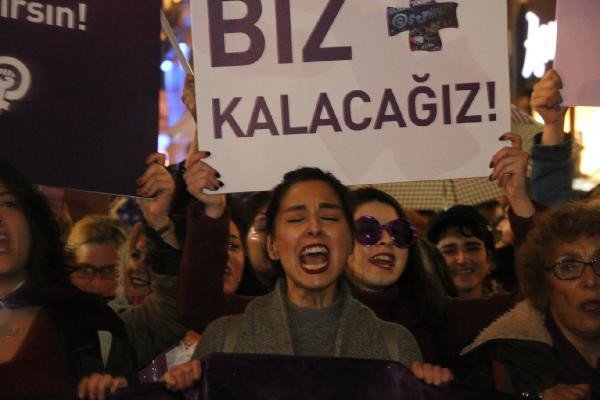 İstiklal'de büyük yürüyüş: Kadınlar tek yumruk oldu! - Resim: 2