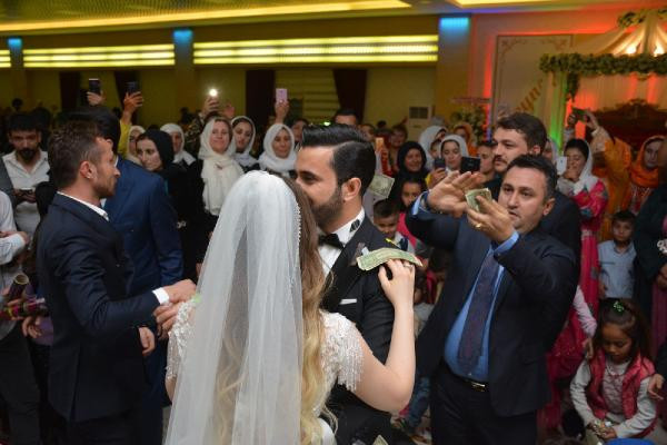 Aşiret düğününde dolar yağmuru! - Resim: 2