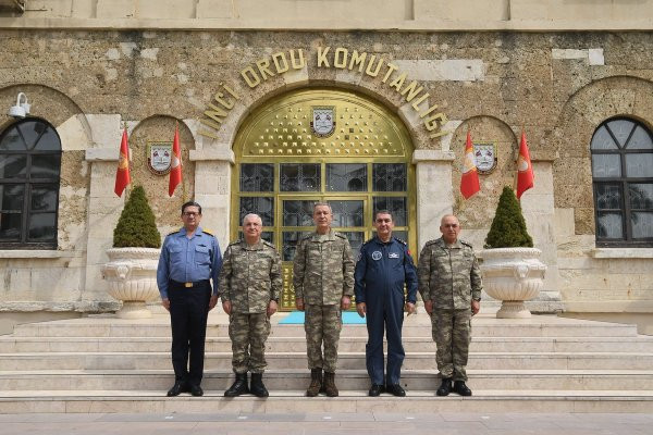 Orgeneral Hulusi Akar  İHA'ları fabrikada inceledi - Resim: 2