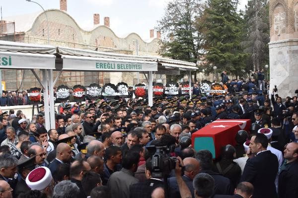 Şehit cenazesinde yürek yakan feryat: Neden bizi bırakıp gittin - Resim: 3