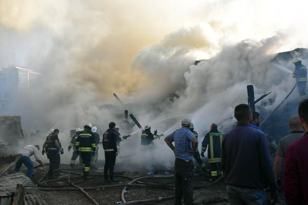 Dev yangın 3 saatte söndürüldü: 100 ton kül oldu! - Resim: 1