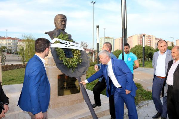 CHP'li belediye başkanı parka kendi büstünü yaptırdı! - Resim: 1