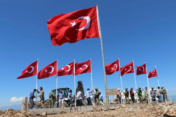9 şehit verilen tepeye 9 Türk bayrağı dikildi - Resim: 1