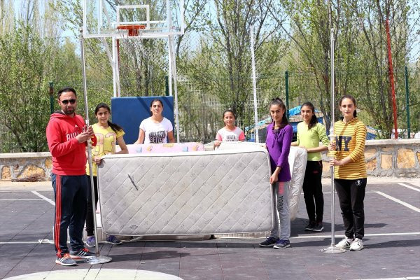 Eski yataklar ve süpürge saplarıyla şampiyon oldular! - Resim: 4