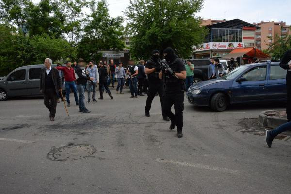 Diyarbakır'da sıcak dakikalar! Kaçarken polis ayağından vurdu - Resim: 1