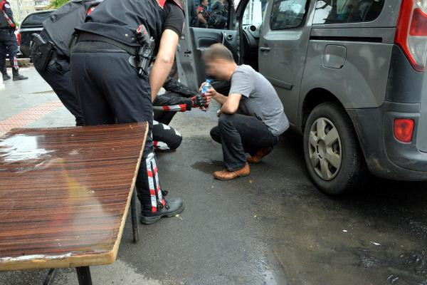 Diyarbakır'da sıcak dakikalar! Kaçarken polis ayağından vurdu - Resim: 2