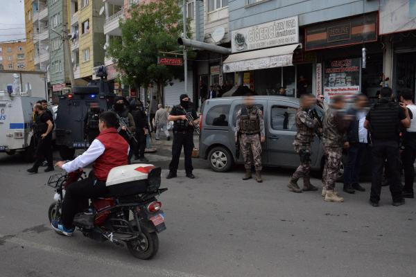 Diyarbakır'da sıcak dakikalar! Kaçarken polis ayağından vurdu - Resim: 3