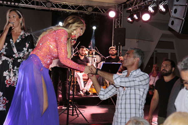 Aşk bombası patladı kayınvalidesinin elini öptü! - Resim: 3