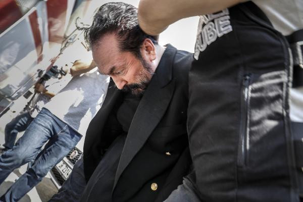 Polis, Adnan Oktar'a yine aynı şeyi yaptı! Dikkat çeken ayrıntı - Resim: 3