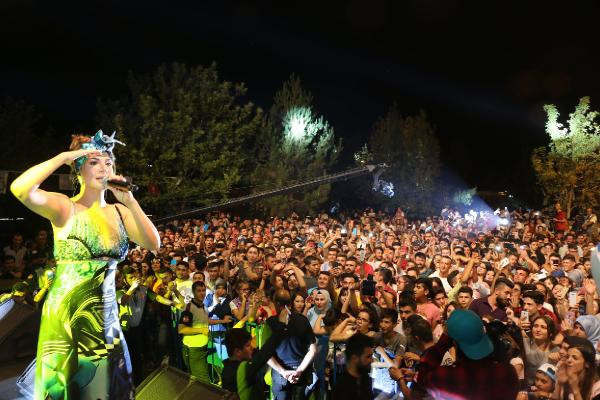 Ebru Yaşar'dan deprem korkusunu unutturan konser - Resim: 1