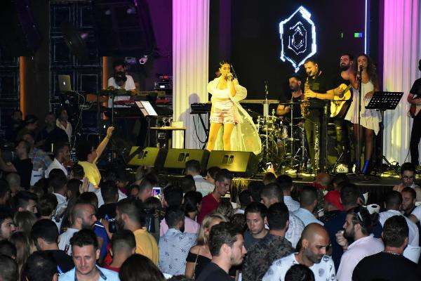 Derya Uluğ, Marmaris'te tatilcileri coşturdu - Resim: 3
