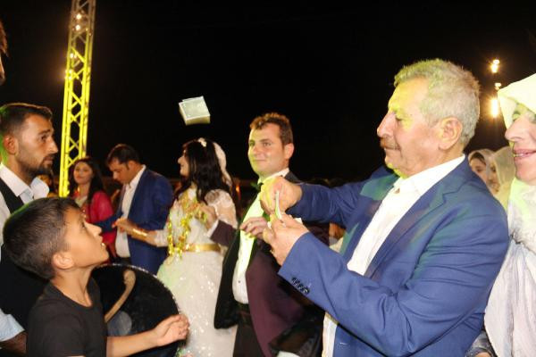 Aşiret düğününde gelin altınları taşıyamadı! Tam 3 kilo... - Resim: 3