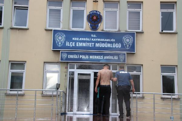 Karısını evinde başka adamla yarı çıplak bastı! Sonrası... - Resim: 1