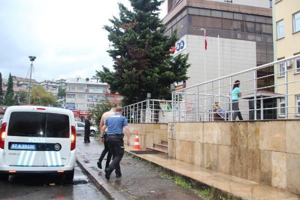 Karısını evinde başka adamla yarı çıplak bastı! Sonrası... - Resim: 4