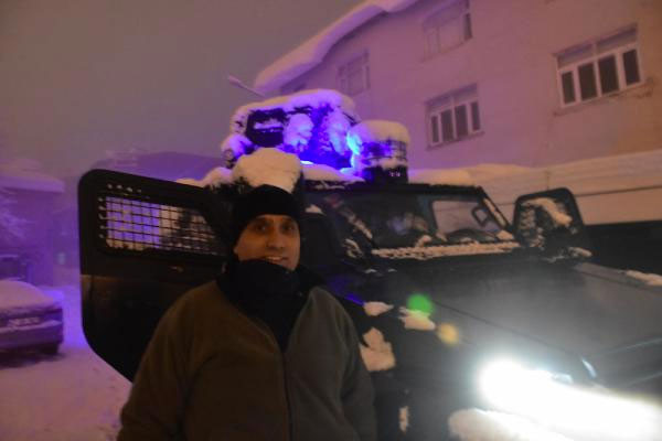 Polis zırhlı araçtan Kürtçe şarkı çaldı gençler oynadı - Resim: 1