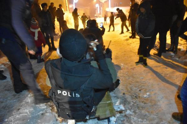 Polis zırhlı araçtan Kürtçe şarkı çaldı gençler oynadı - Resim: 4
